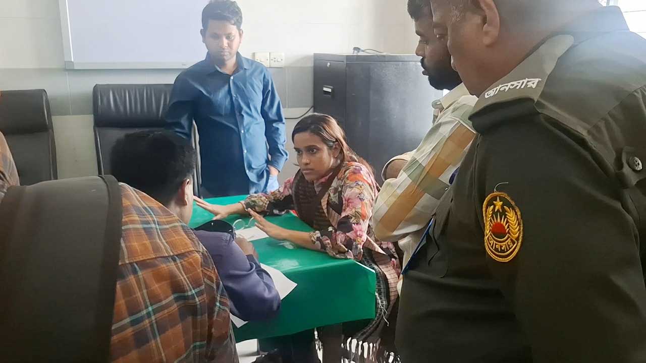 হাসপাতালে অব্যবস্থাপনা নিয়ে কথা বলায় ছাত্র ফেডারেশনের নেত্রী অবরুদ্ধ
