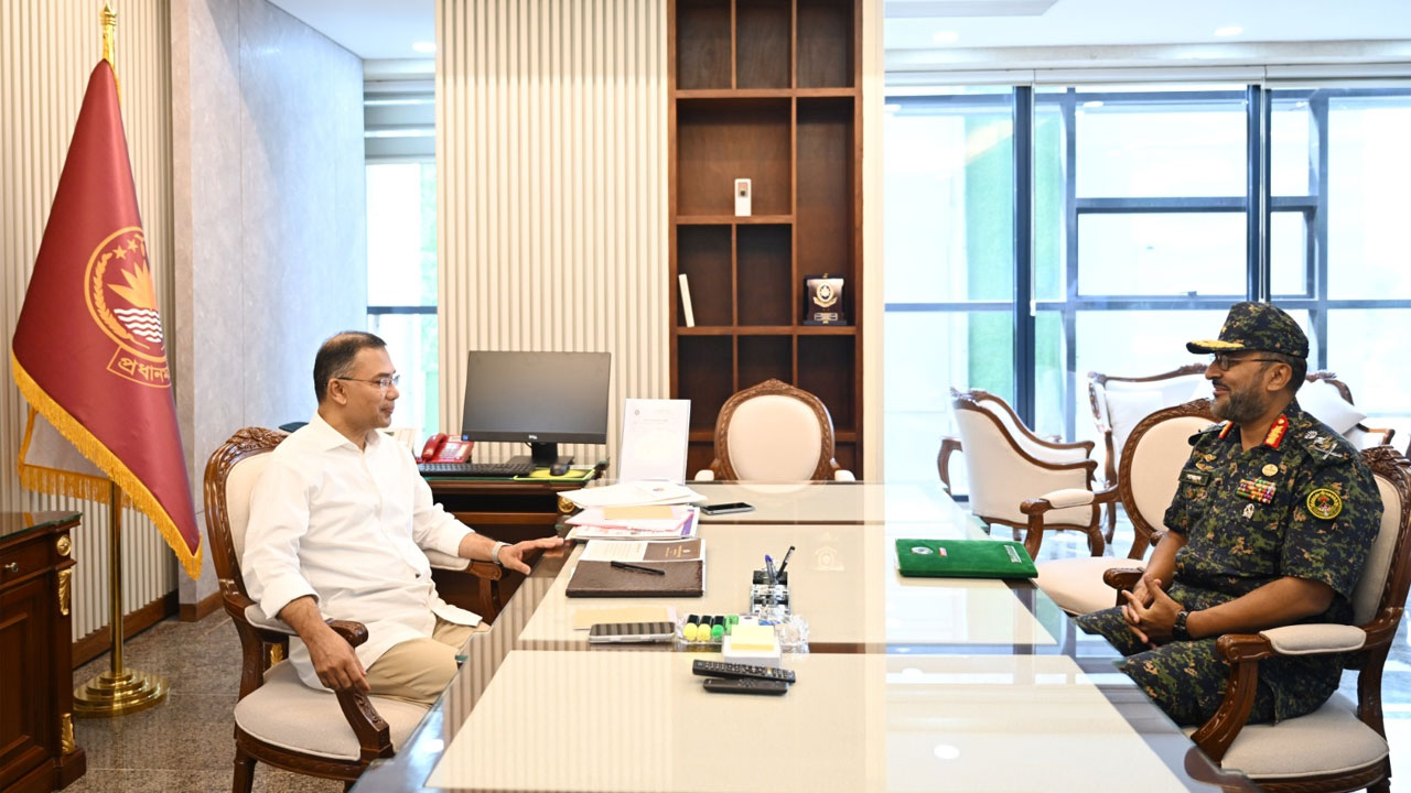 প্রধানমন্ত্রীর সঙ্গে আনসার ও ভিডিপির মহাপরিচালকের সাক্ষাৎ