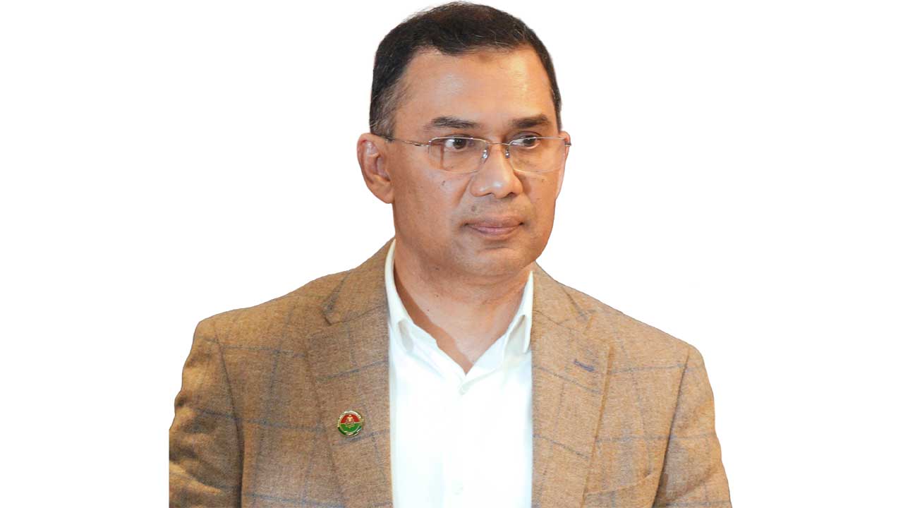 বিমানবন্দরে আটকে পড়া যাত্রীদের খোঁজ নিলেন প্রধানমন্ত্রী তারেক রহমান