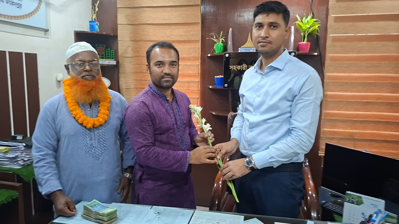 চা দোকানির সততায় দেড় লক্ষাধিক টাকা ফেরত পেলেন বৃদ্ধ