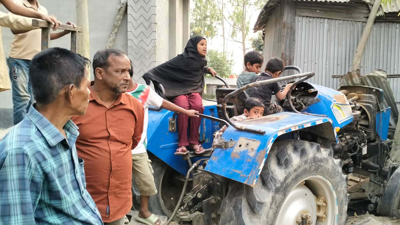 প্রতিবেশীর সন্তানকে বাঁচাতে গিয়ে ট্রাক্টরের চাপায় প্রাণ গেল গৃহবধূর